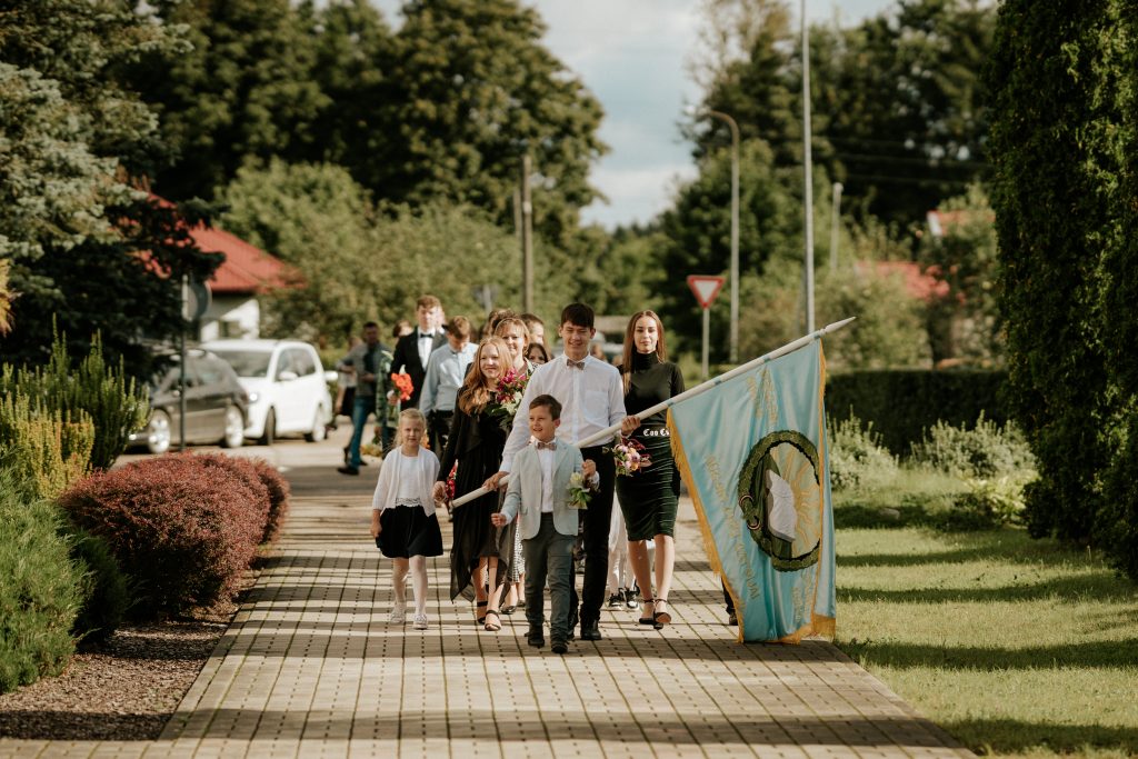 Zinību dienā 9.un 1.klases skolēni dodas uz norises vietu