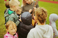 Skolēni stadionā