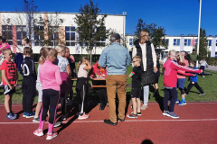 Skolēni sporta dienā