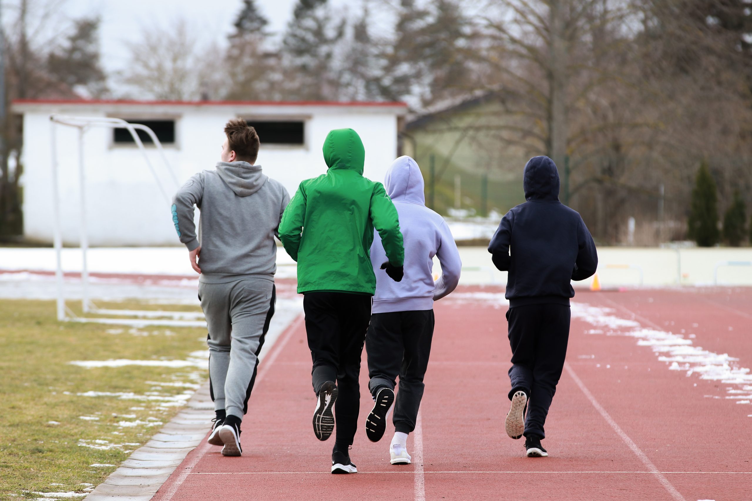 Skolēni skrien sporta laukumā