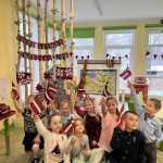 PIrmsskolas bērni tur rokās Latvijas karodziņus