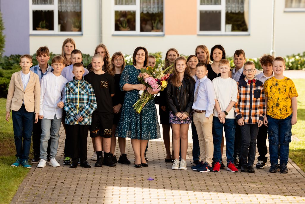 Karjeras konsultante Sanita Briede un skolēnu klase