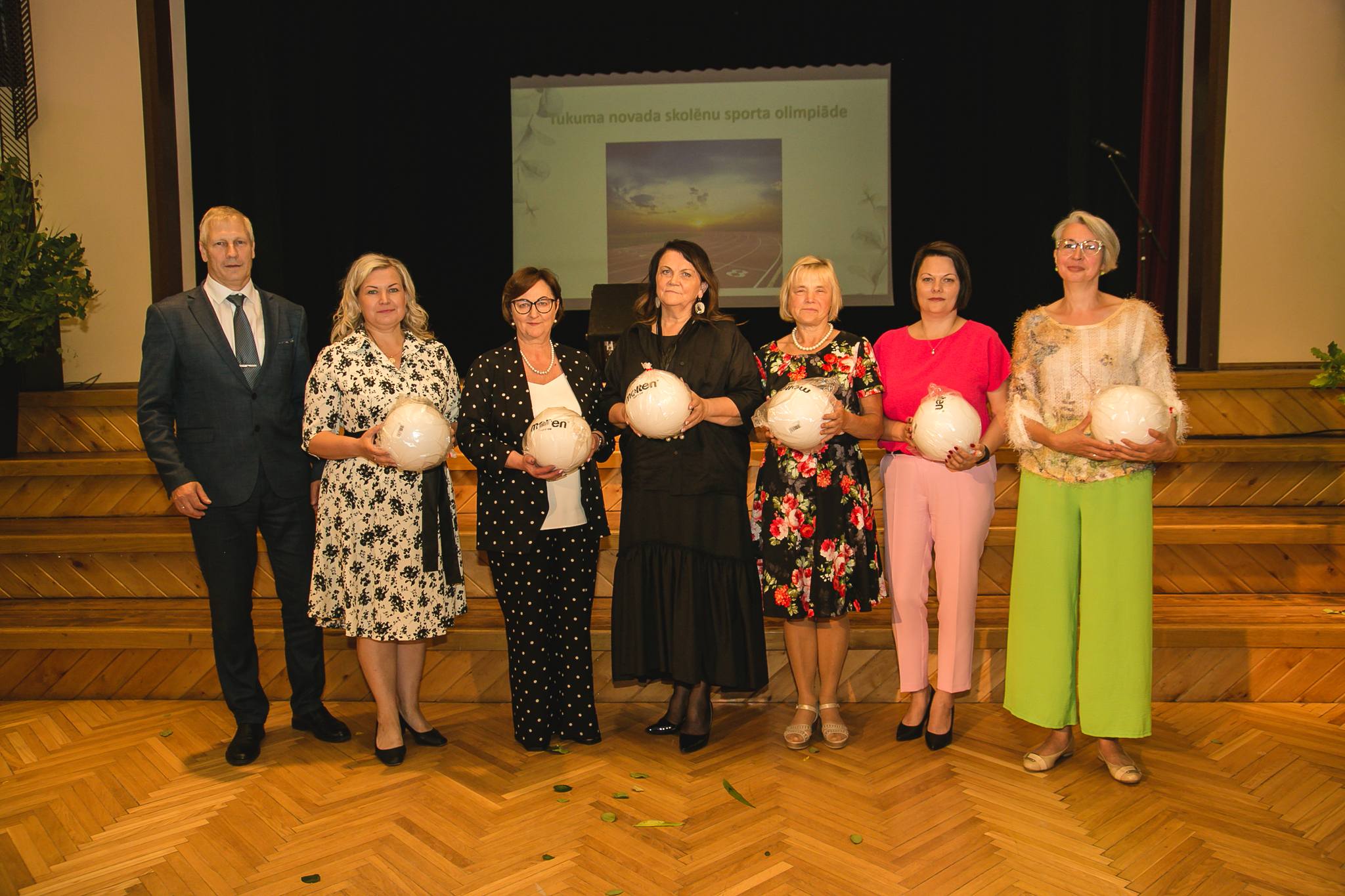 Domes priekšsēdētājs un skolu pārstāvji pasākumā