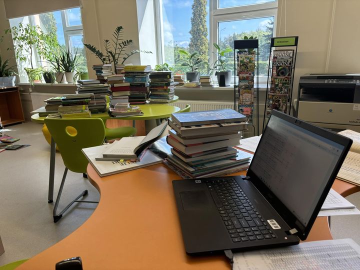 Bibliotēka, dators, grāmatas