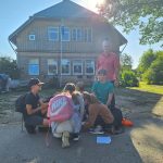 Skolēni pie Smārdes vecās skolas