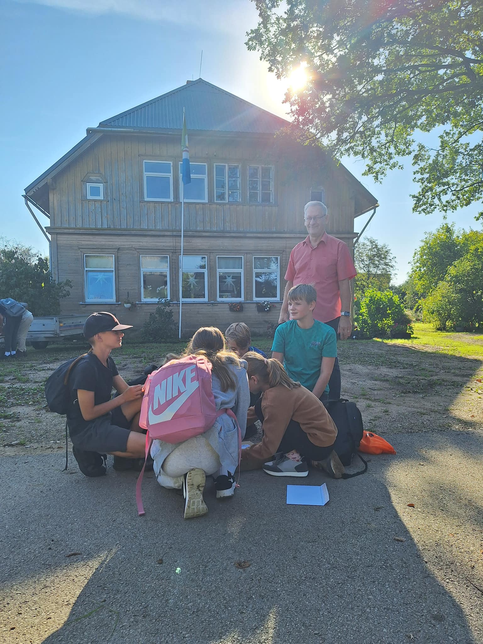 Skolēni pie Smārdes vecās skolas